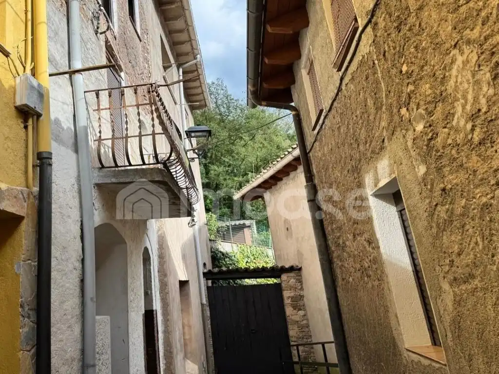 Vista exterior de Casa adosada en venda en La Pobla de Lillet amb Calefacció, Moblat i Balcó