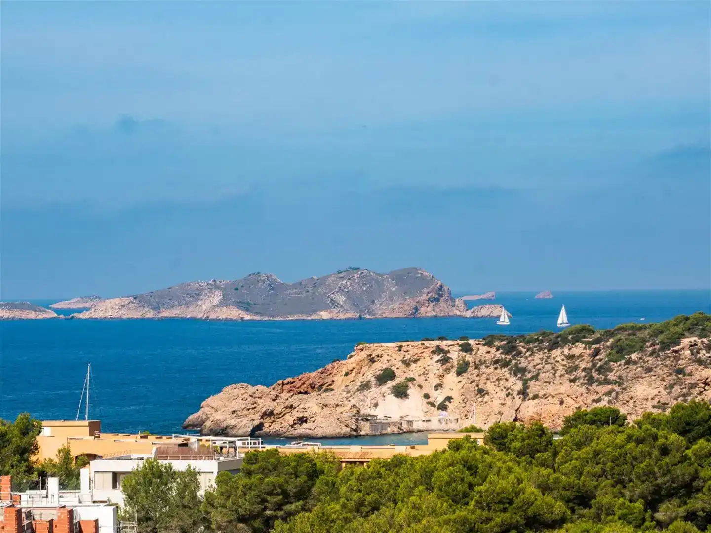 Vista exterior de Pis en venda en Sant Josep de sa Talaia amb Aire condicionat, Jardí privat i Traster