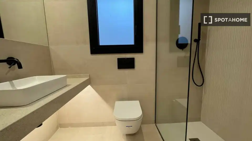 Baño de Piso de alquiler en Santa Coloma de Gramenet con Aire acondicionado, Calefacción y Amueblado