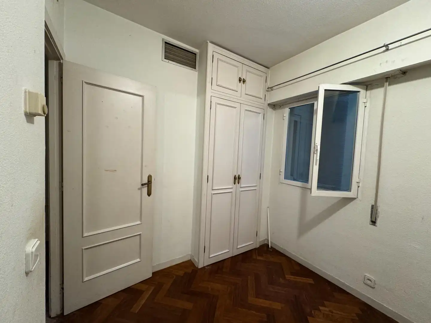 Bedroom of Flat for sale in Madrid  with Air Conditioner, Private garden and Parquet flooring