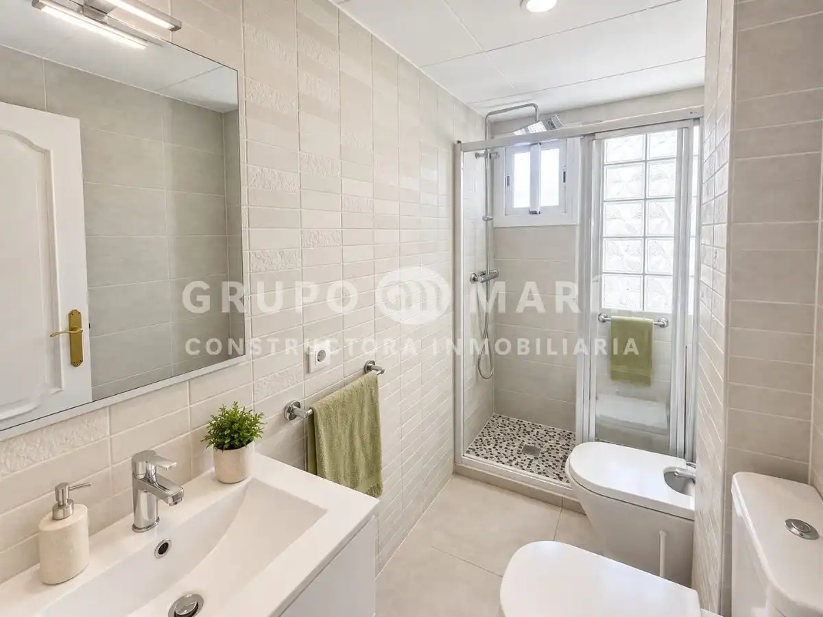 Bathroom of Flat for sale in Badalona  with Heating and Terrace