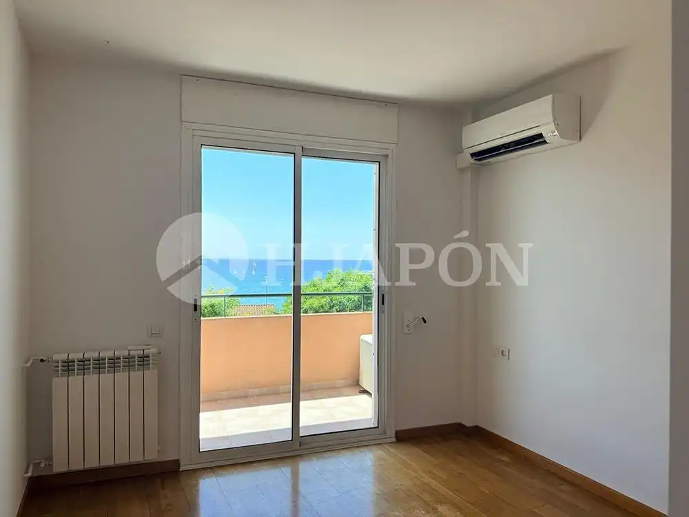 Habitación de Casa adosada en venta en El Masnou con Calefacción, Jardín privado y Terraza