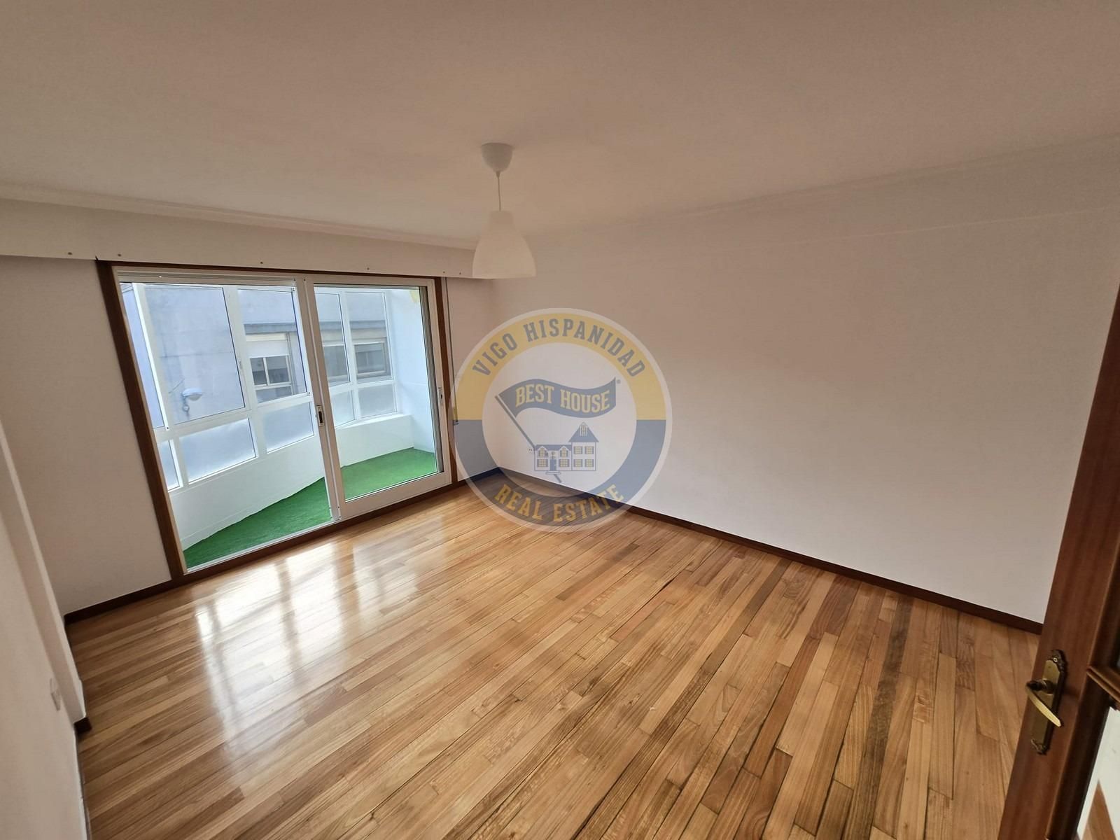 Apartment to rent in Vigo   with Parquet flooring, Storage room and Balcony