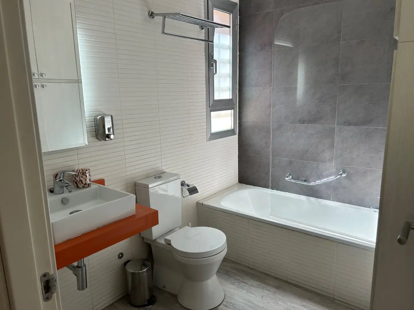 Baño de Piso de alquiler en Alhendín con Aire acondicionado, Calefacción y Jardín privado