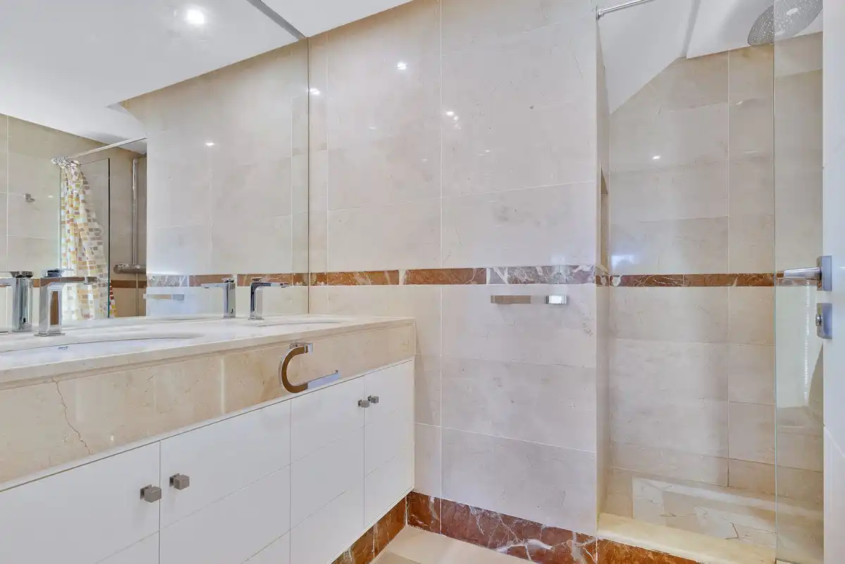 Badezimmer von Maisonette zum Verkauf in Marbella mit Klimaanlage, Terrasse und Gemeinschaftspool