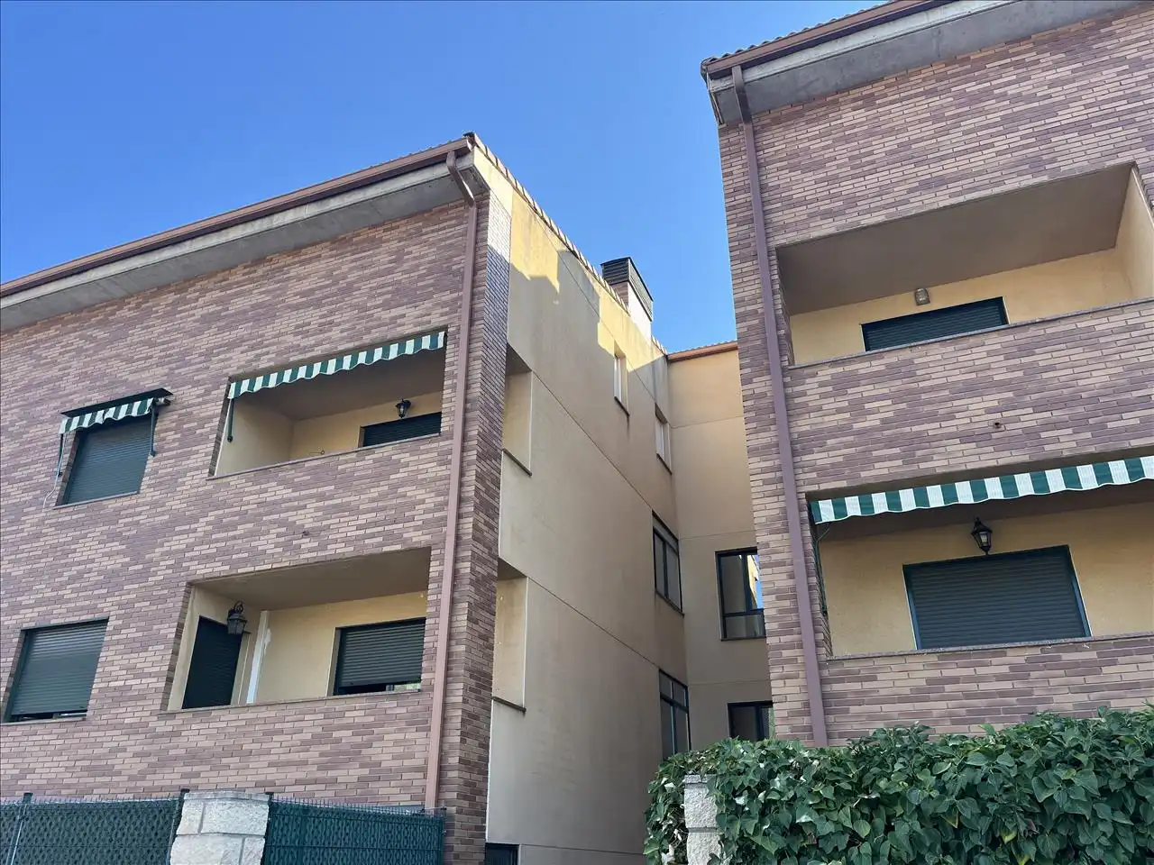 Vista exterior de Dúplex en venda en El Tiemblo  amb Traster i Balcó