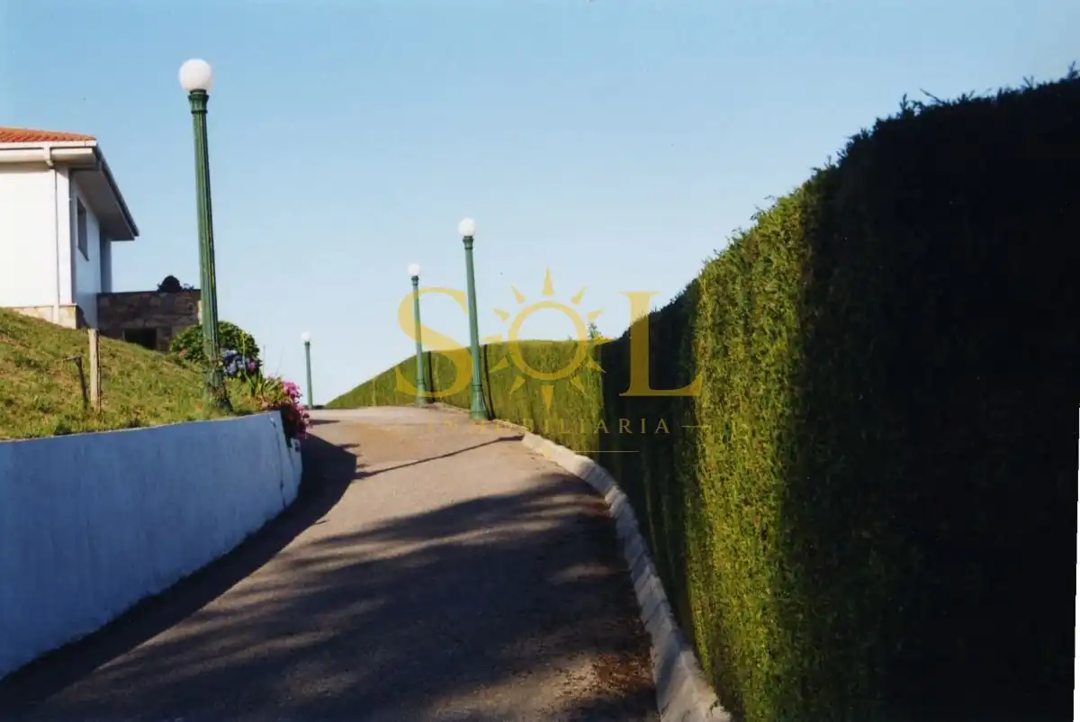 Vista exterior de Casa o xalet en venda en Pravia amb Calefacció i Jardí privat