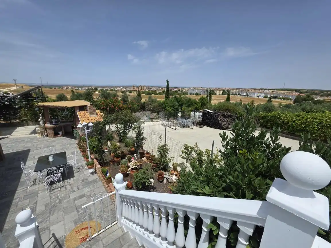 Terrassa de Finca rústica en venda en Linares amb Aire condicionat, Traster i Piscina