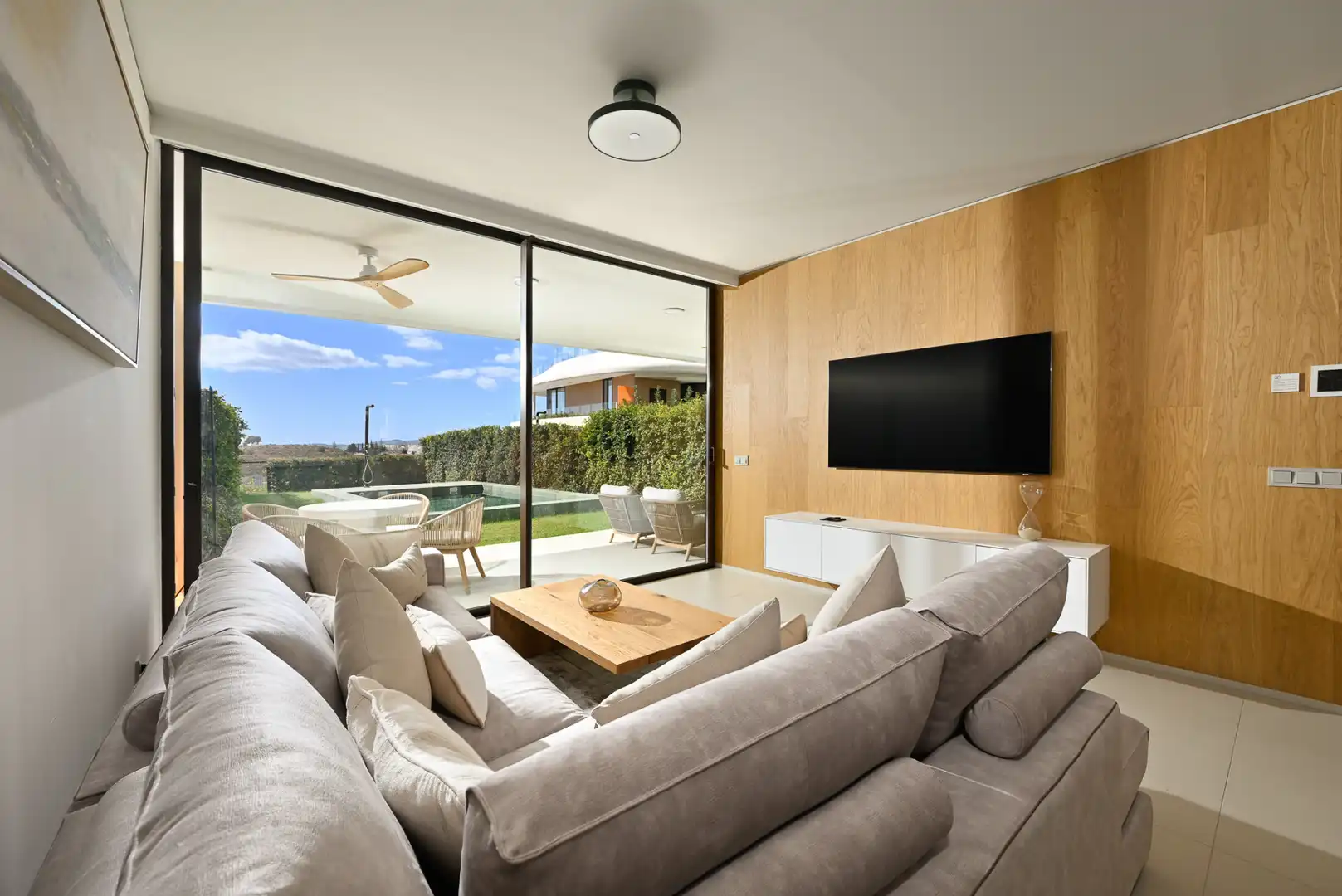 Sala d'estar de Planta baixa en venda en Fuengirola amb Aire condicionat, Jardí privat i Terrassa