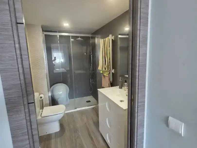 Badezimmer von Wohnung zur Miete in Gandia mit Klimaanlage, Schwimmbad und Möbliert