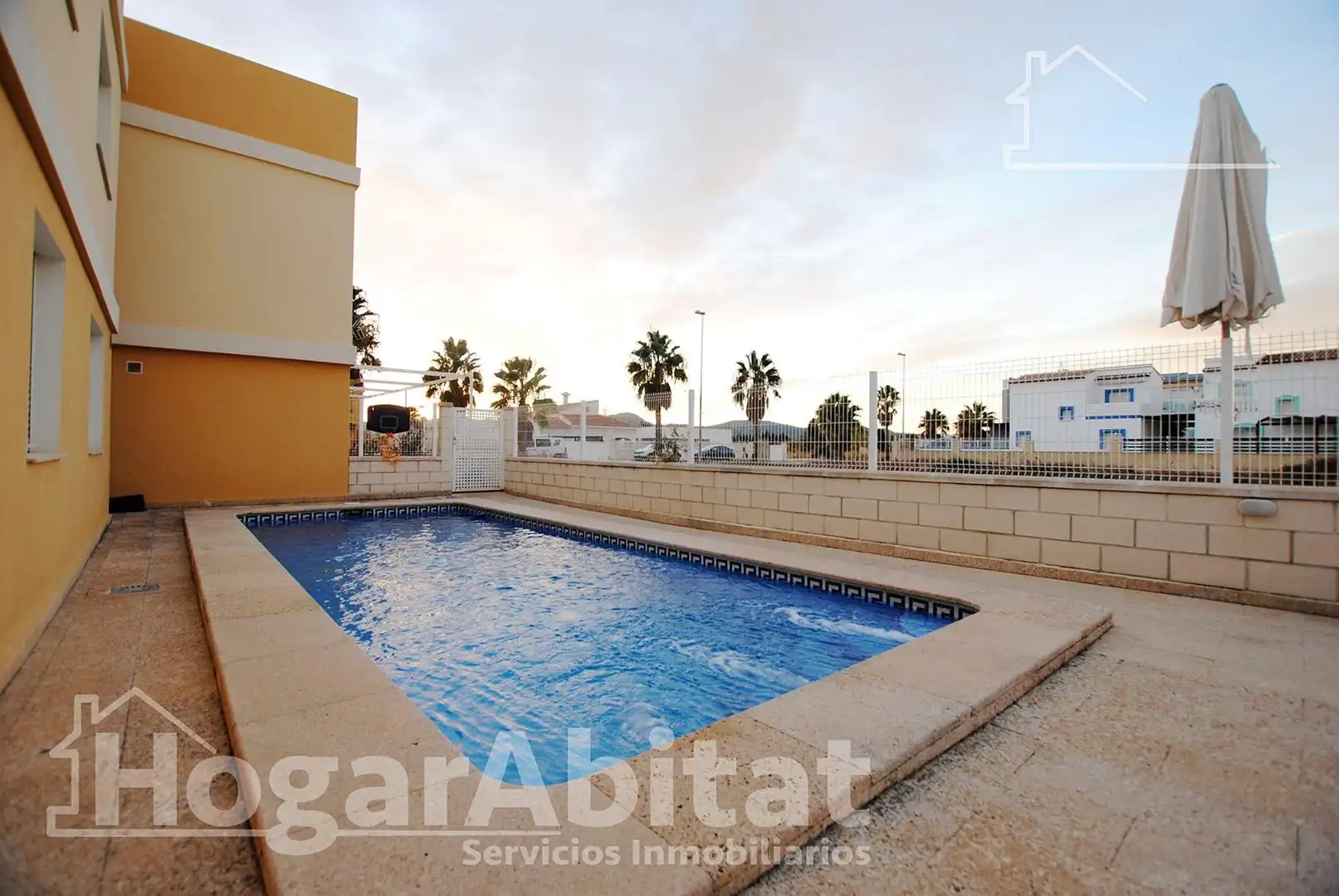 Piscina de Casa adosada en venda en Oliva amb Terrassa, Moblat i Balcó