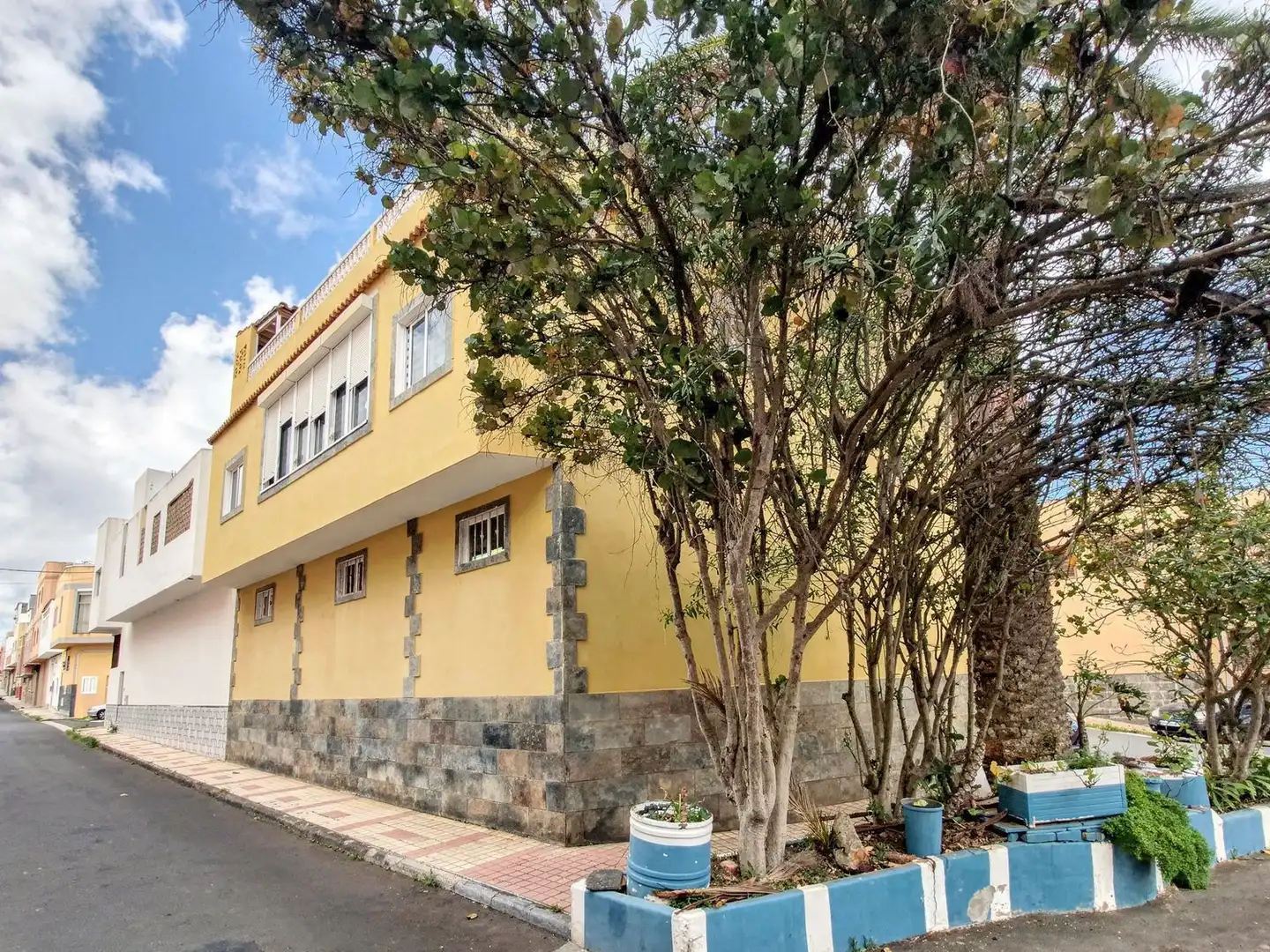 Vista exterior de Casa o xalet en venda en Las Palmas de Gran Canaria amb Terrassa i Traster