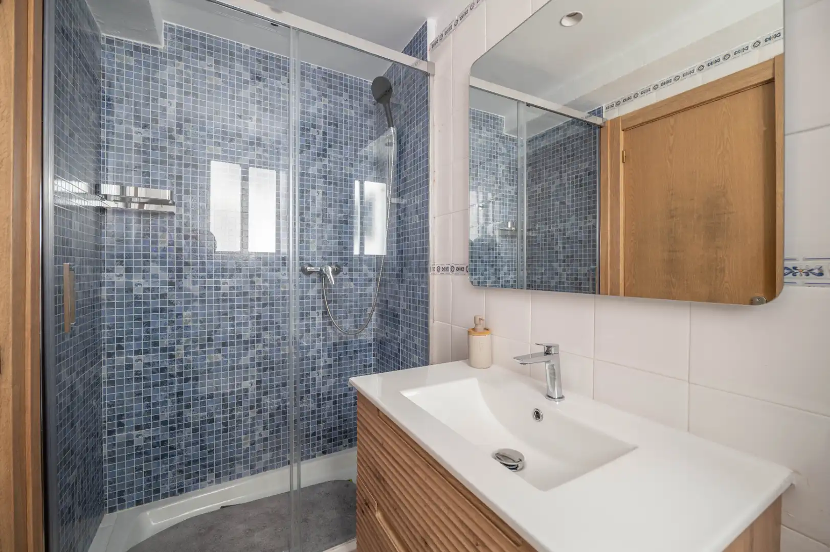 Bathroom of Flat for rent in Granada  with Air Conditioner, Heating and Furnished