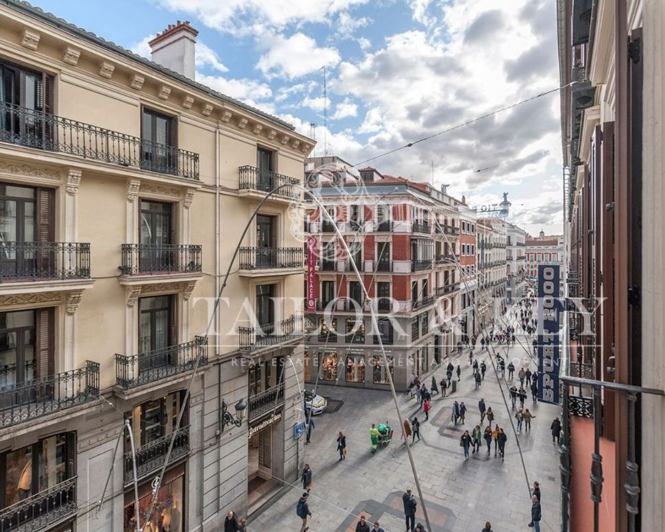 Vista exterior de Local en venda en  Madrid Capital amb Aire condicionat