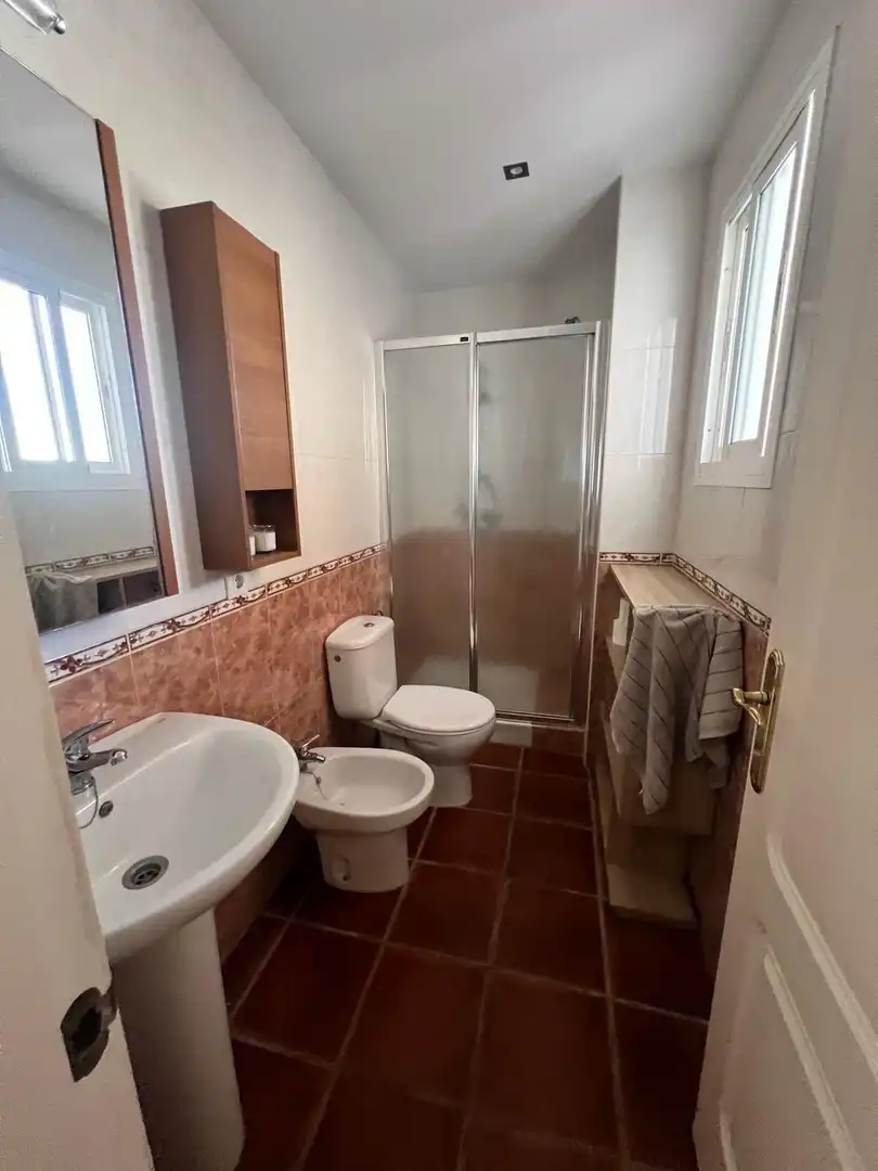 Bany de Casa o xalet en venda en Los Barrios amb Aire condicionat, Jardí privat i Terrassa