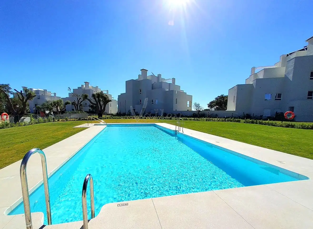 Schwimmbecken von Wohnungen zum Verkauf in Sotogrande mit Klimaanlage, Terrasse und Möbliert