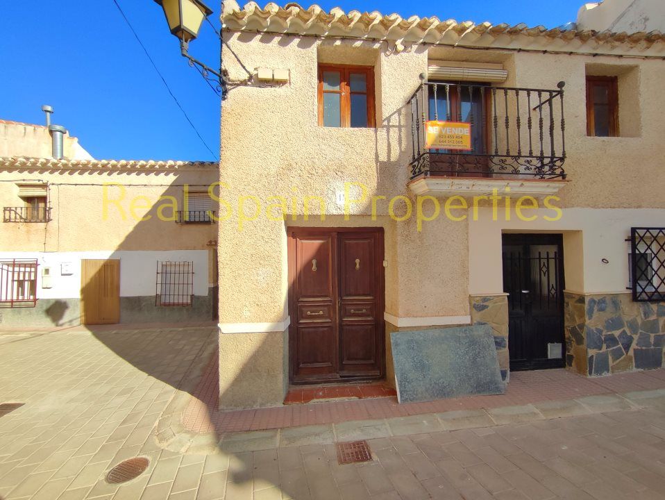 Vista exterior de Casa adosada en venda en María amb Terrassa