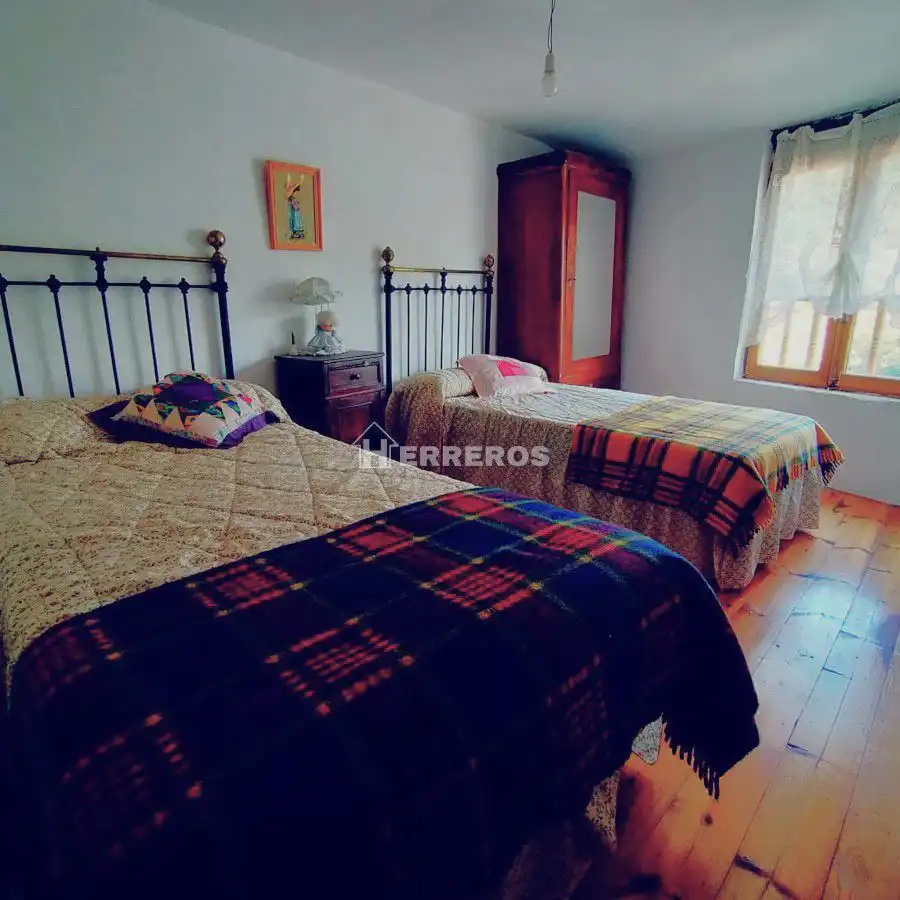 Dormitori de Casa o xalet en venda en Cabezón de Cameros amb Calefacció, Traster i Moblat