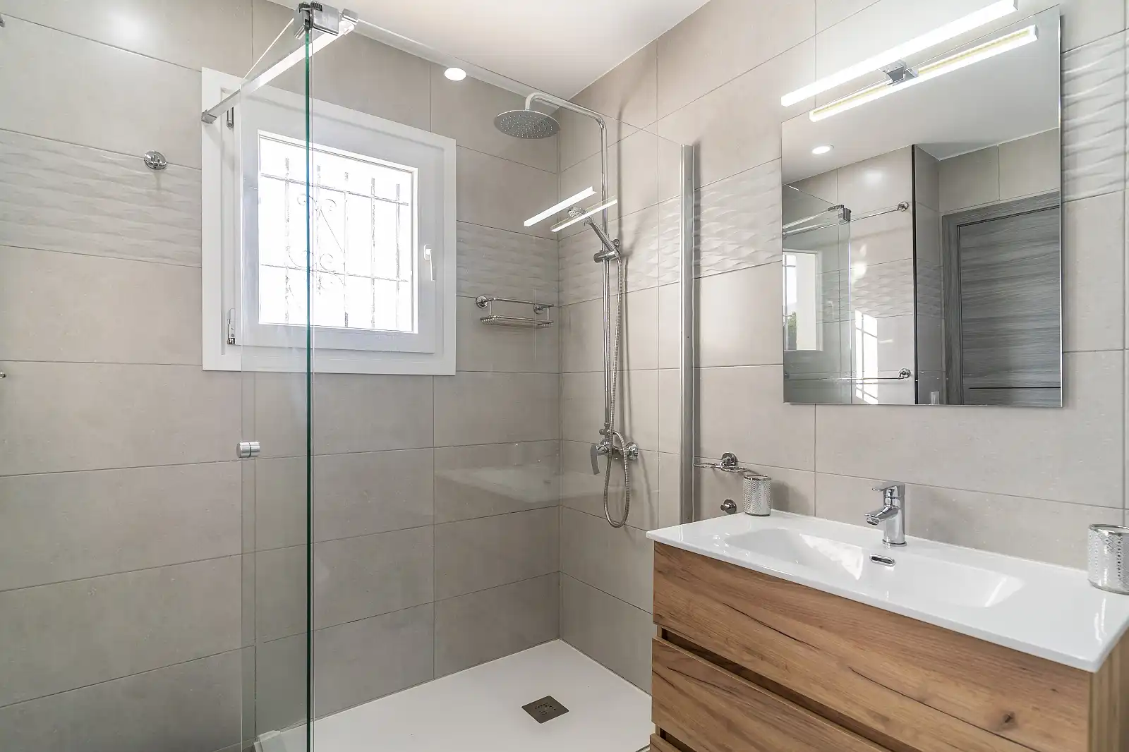 Bathroom of Houses for sale in Benalmádena  with Air Conditioner, Terrace and Swimming Pool