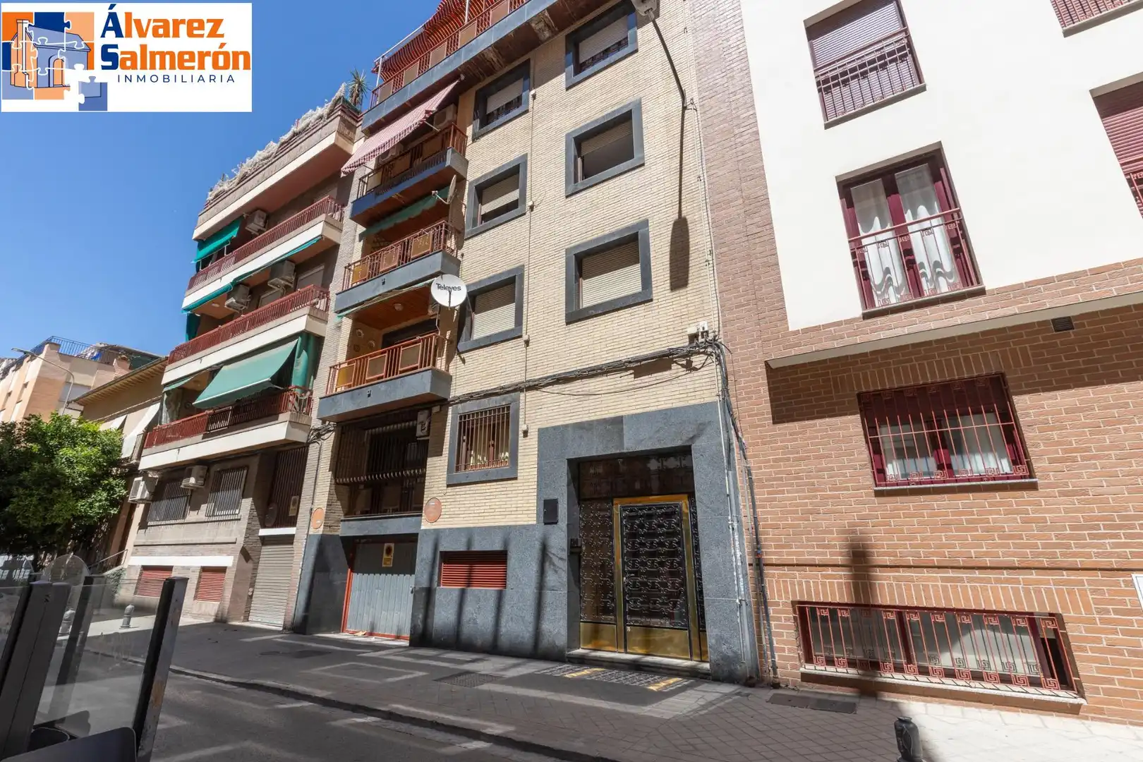 Vista exterior de Pis en venda en Granada amb Calefacció i Terrassa