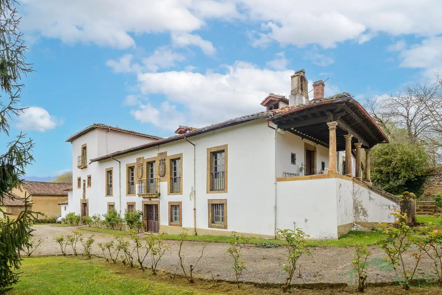 Vista exterior de Edificio en venta en Oviedo 