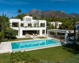 Vista exterior de Casa o xalet en venda en Marbella amb Aire condicionat, Jardí privat i Terrassa