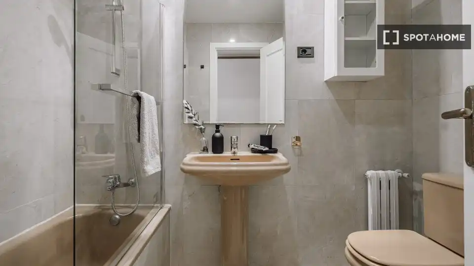 Bathroom of Flat for rent in Madrid  with Air Conditioner, Heating and Furnished