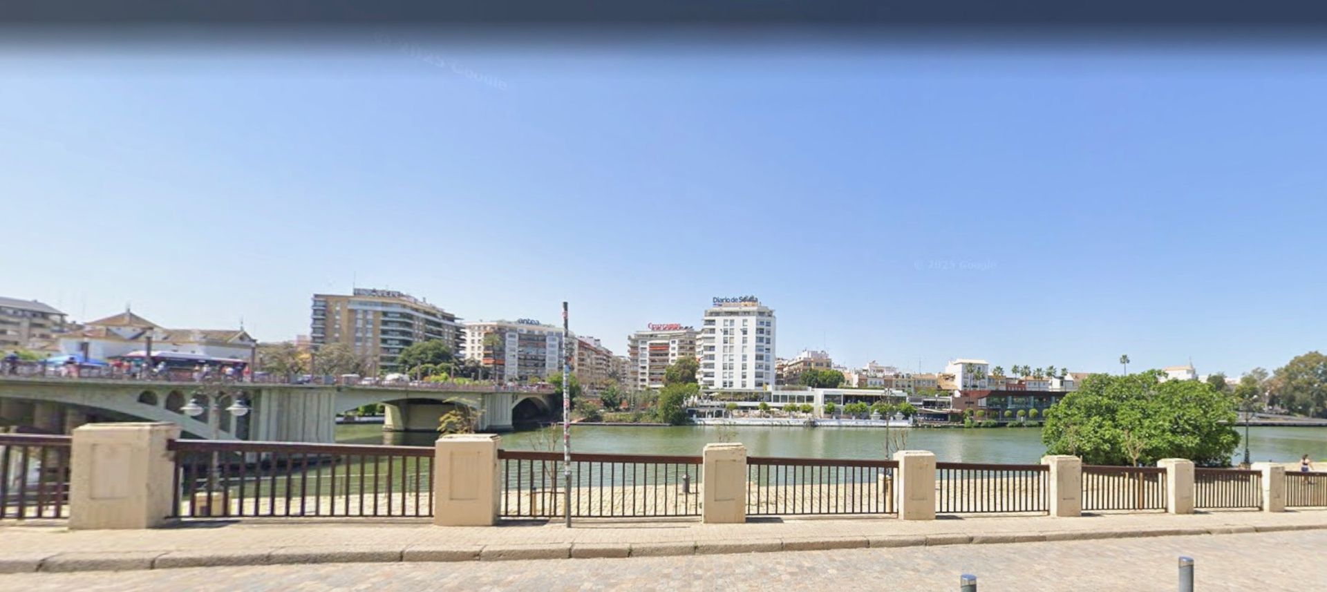 Exterior view of Premises to rent in  Sevilla Capital  with Air Conditioner, Heating and Furnished