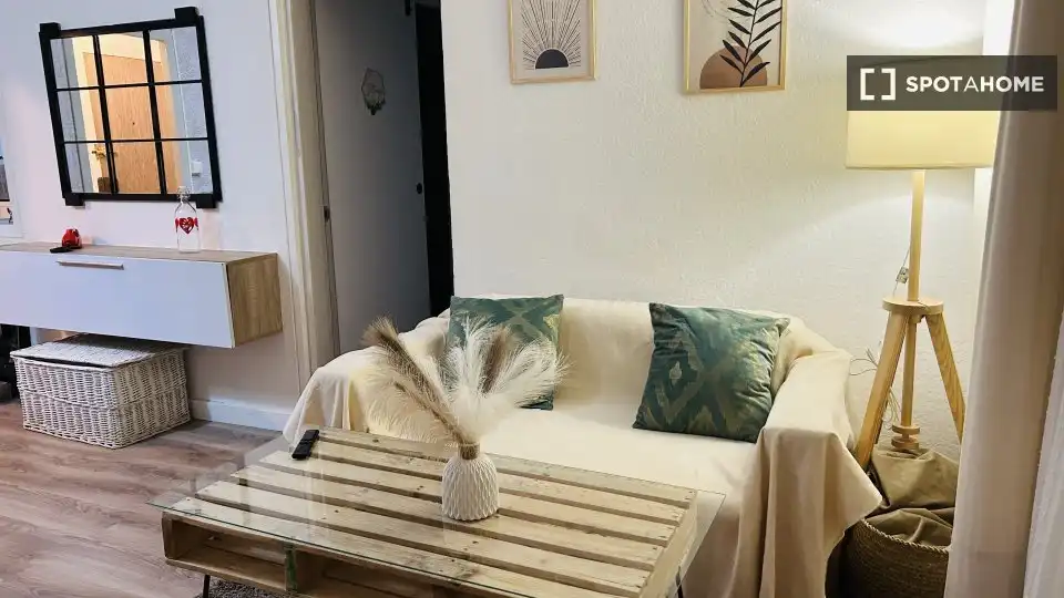 Room in Canyelles