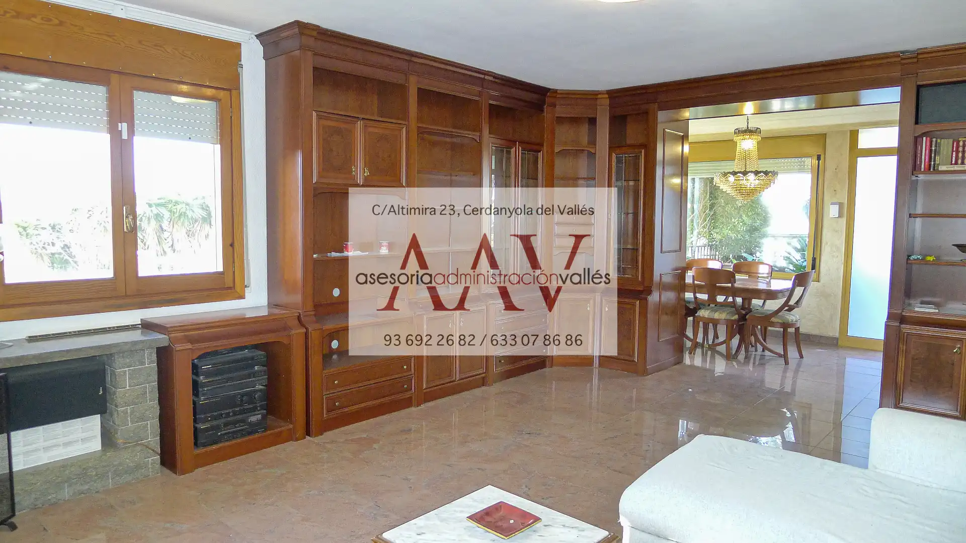 Sala d'estar de Casa o xalet en venda en Cerdanyola del Vallès amb Aire condicionat, Calefacció i Jardí privat