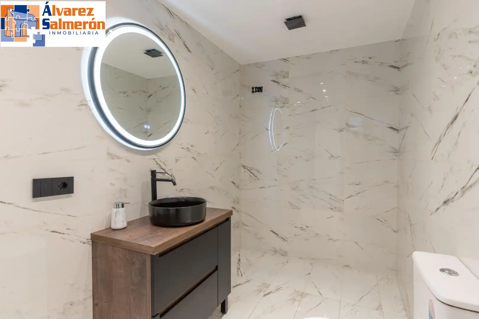 Bathroom of Flat for rent in Granada  with Air Conditioner and Furnished