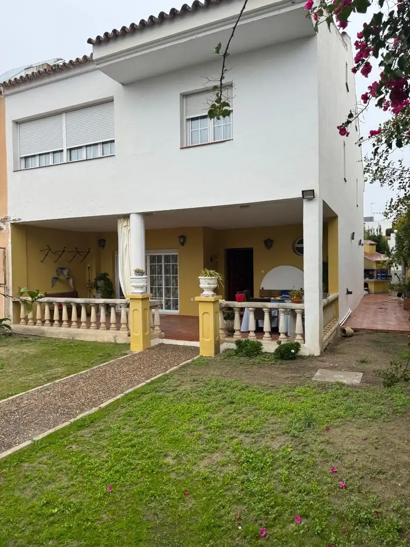 Vista exterior de Casa adosada en venda en Morón de la Frontera amb Aire condicionat, Jardí privat i Moblat