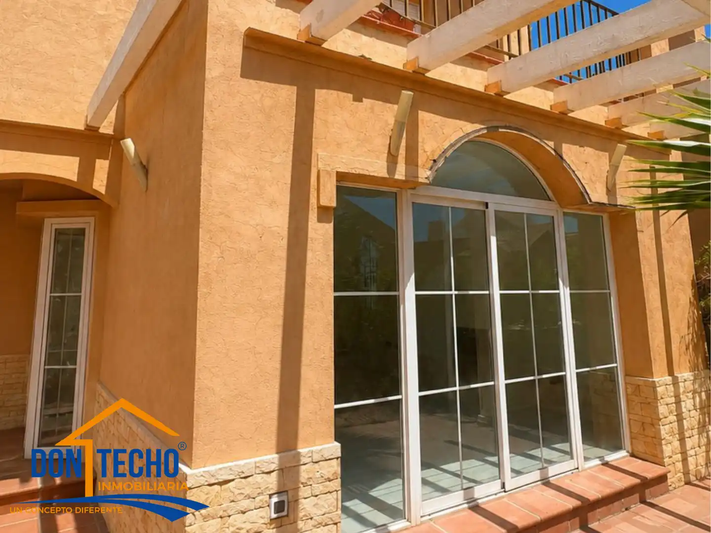Detached house with terrace for sale in Calle Orfebres