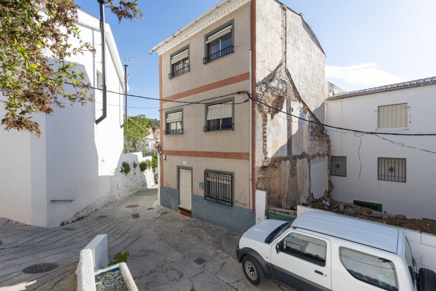 Vista exterior de Casa o xalet en venda en Albuñuelas amb Calefacció, Terrassa i Traster