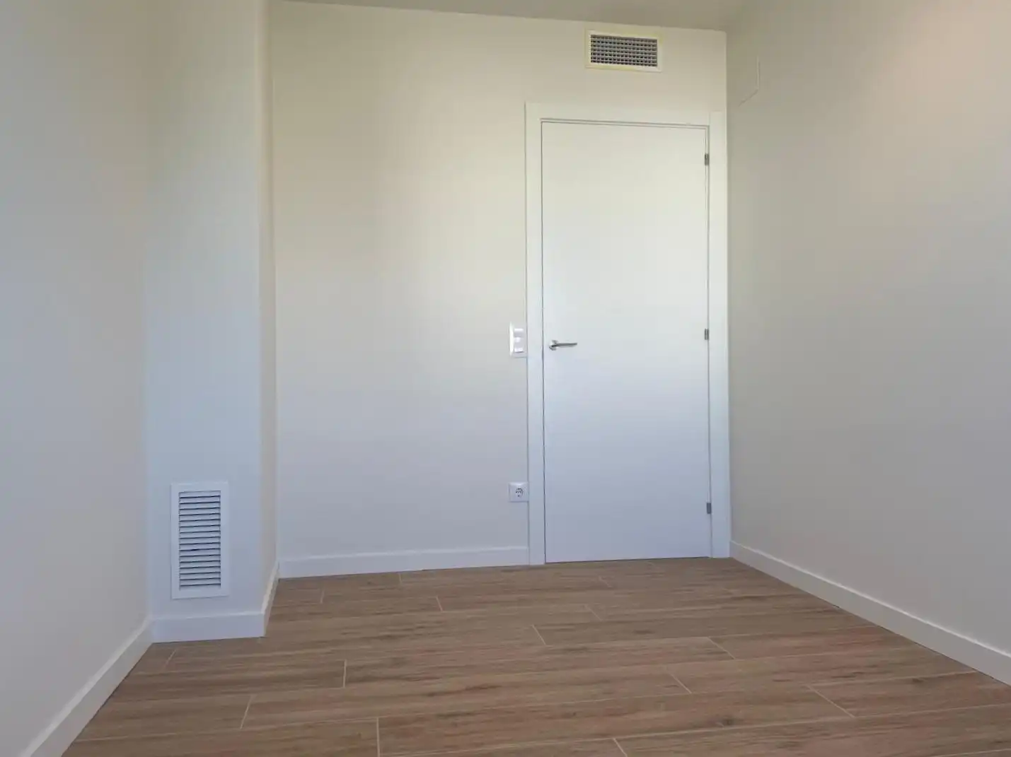 Flat for rent in Girona  with Storage room, Balcony and Community pool
