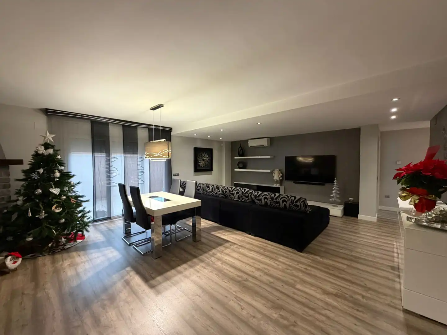 Living room of Houses for sale in Albesa  with Air Conditioner, Heating and Parquet flooring