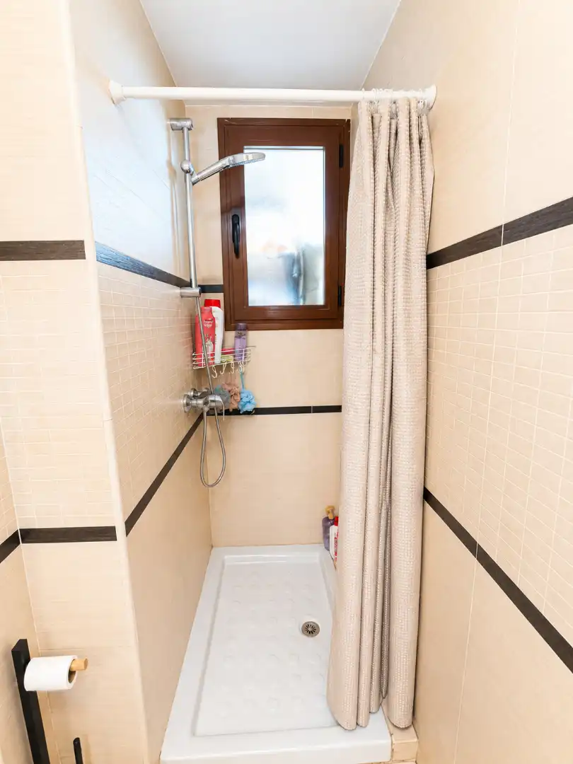 Bathroom of Flat for sale in Sevilla  with Air Conditioner and Community pool