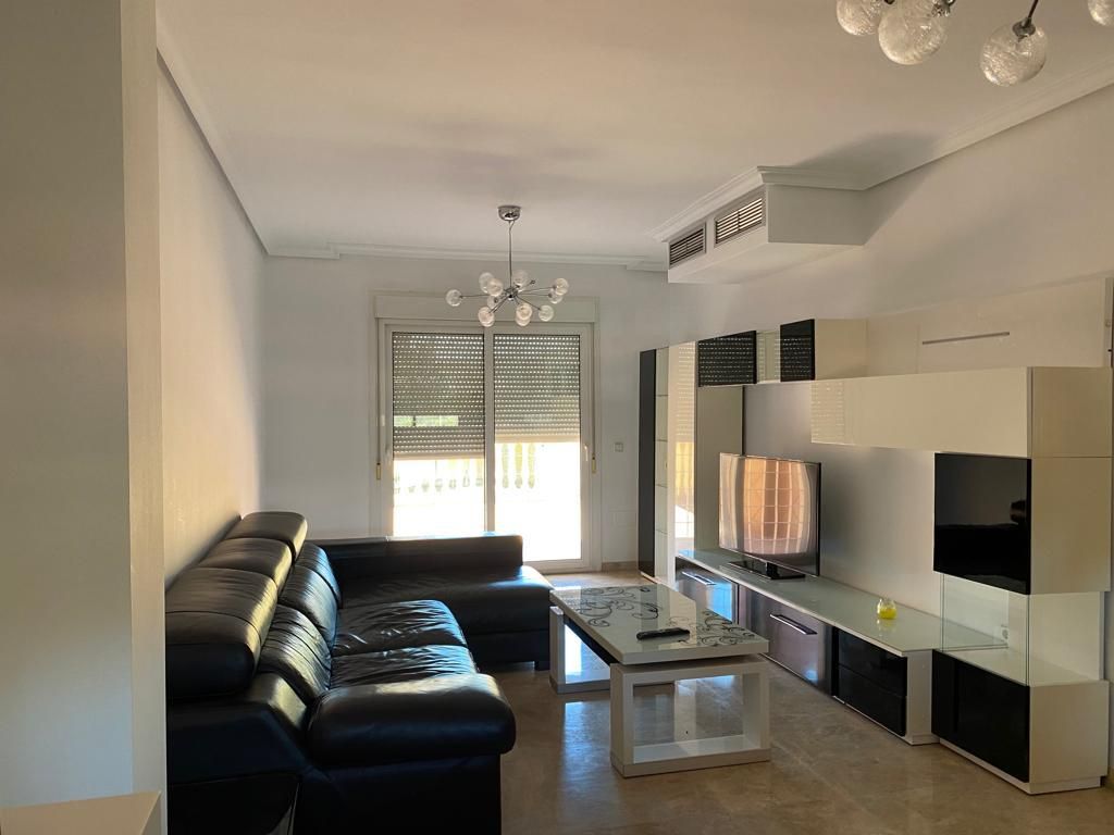 Sala d'estar de Casa adosada de lloguer en  Almería Capital amb Aire condicionat, Jardí privat i Parquet