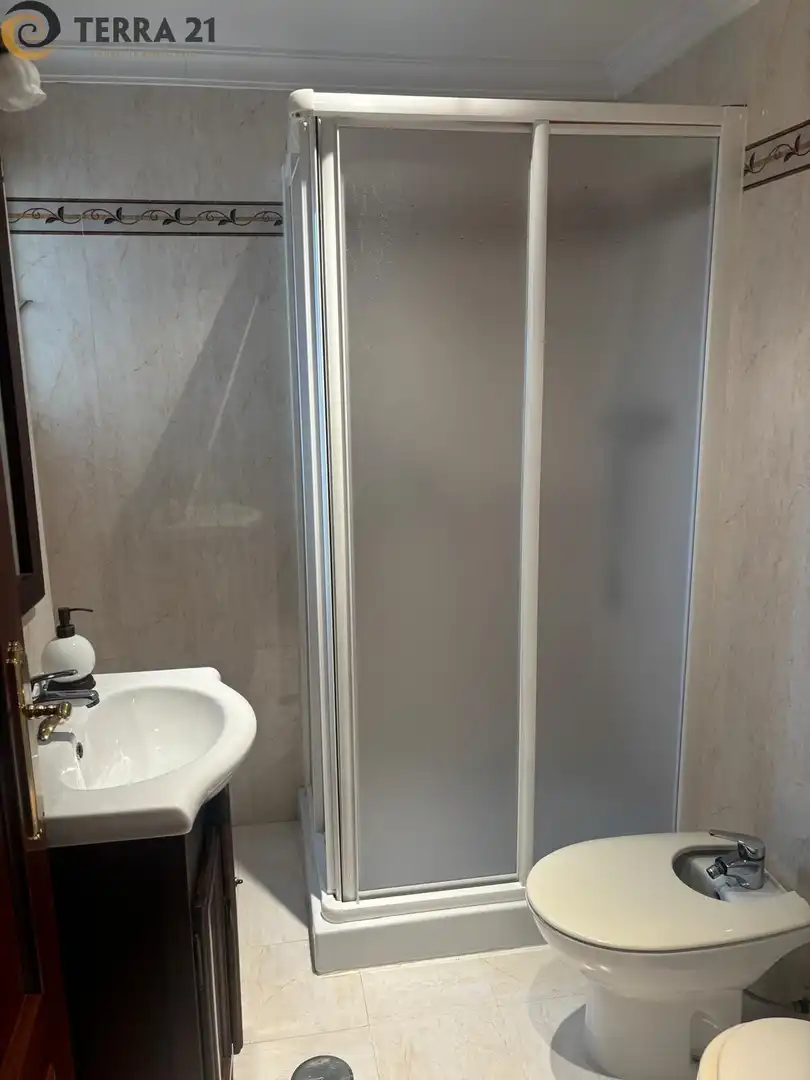 Baño de Piso de alquiler en Jaén con Aire acondicionado, Jardín privado y Piscina comunitaria