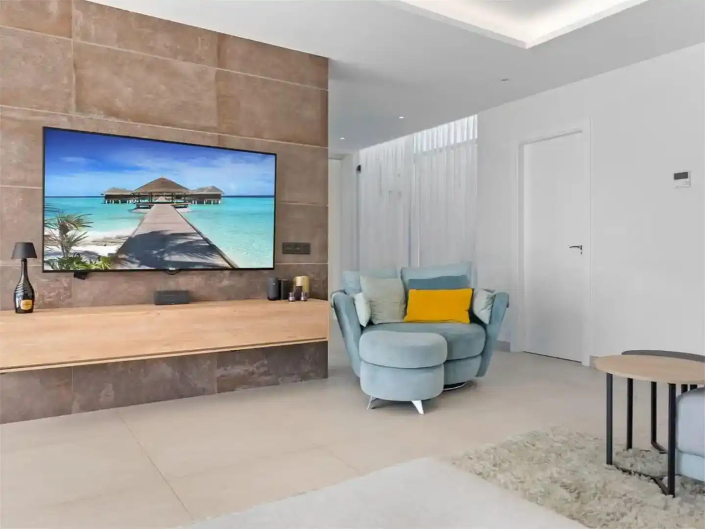 Sala d'estar de Casa adosada de lloguer en Estepona amb Aire condicionat, Jardí privat i Parquet