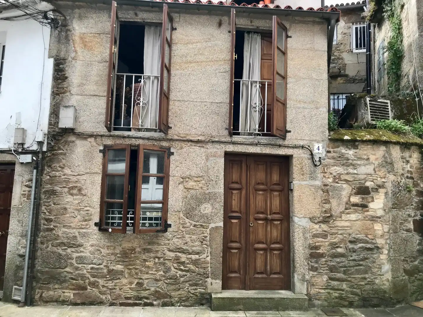 Vista exterior de Casa adosada en venda en Santiago de Compostela  amb Balcó