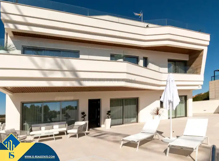 Detached house with pool for sale in Orihuela Costa