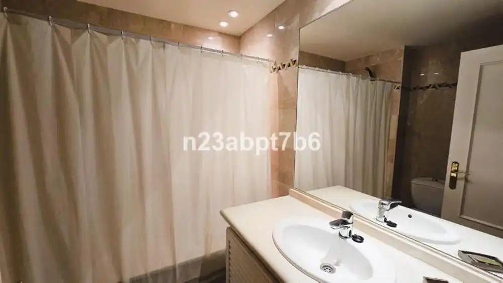 Badezimmer von Wohnungen zur Miete in Marbella mit Klimaanlage, Terrasse und Schwimmbad