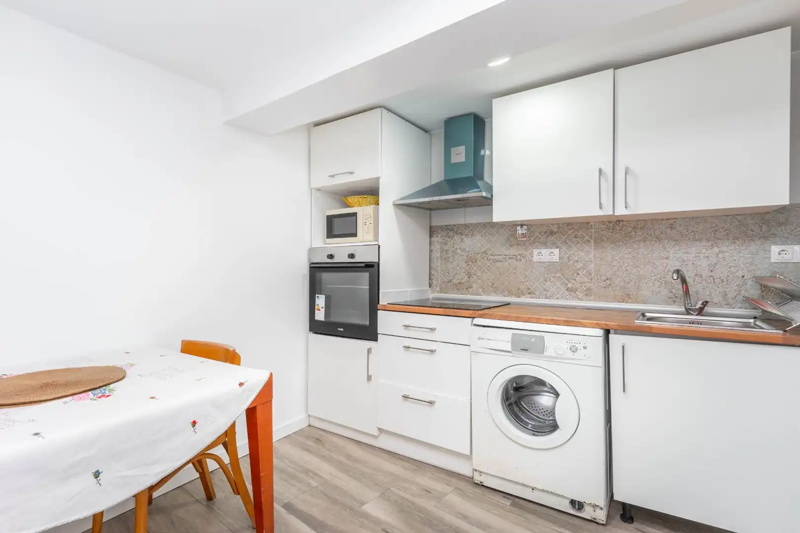 Cuina de Casa o xalet en venda en Oviedo  amb Calefacció