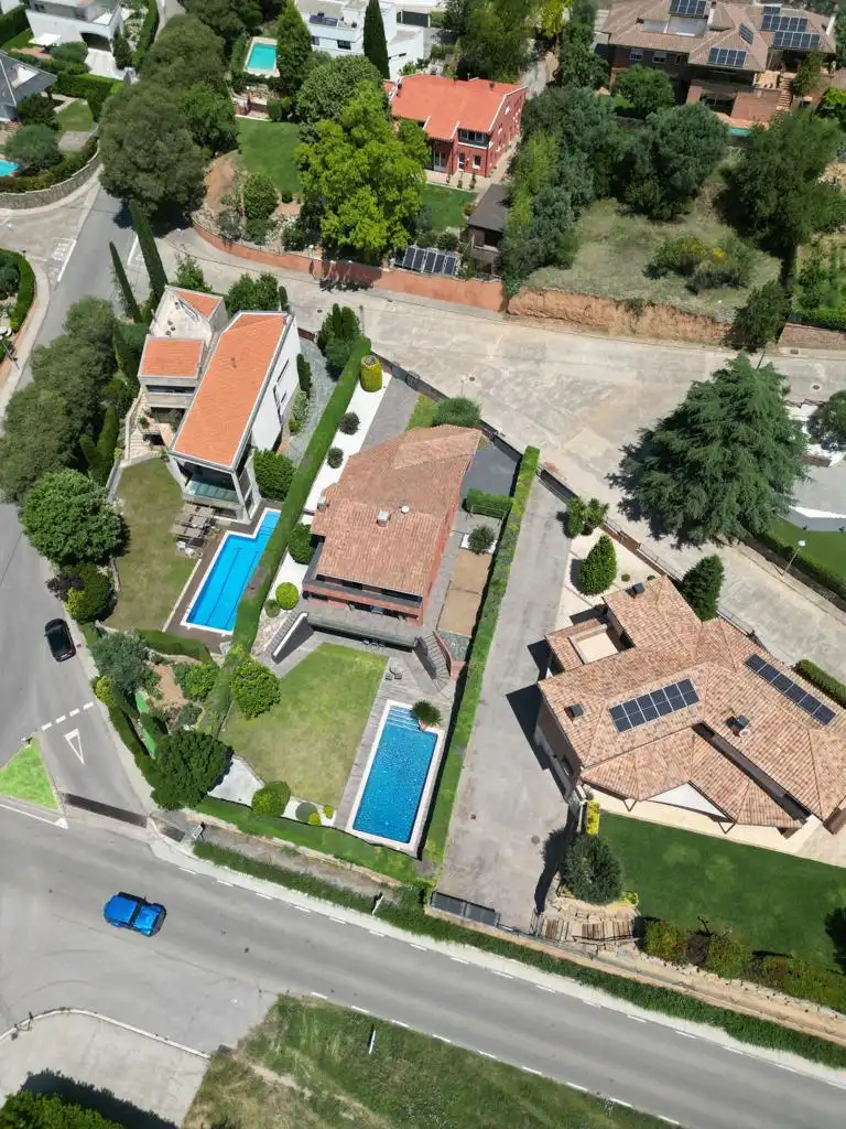 Vista exterior de Casa o xalet en venda en La Garriga amb Calefacció, Jardí privat i Parquet