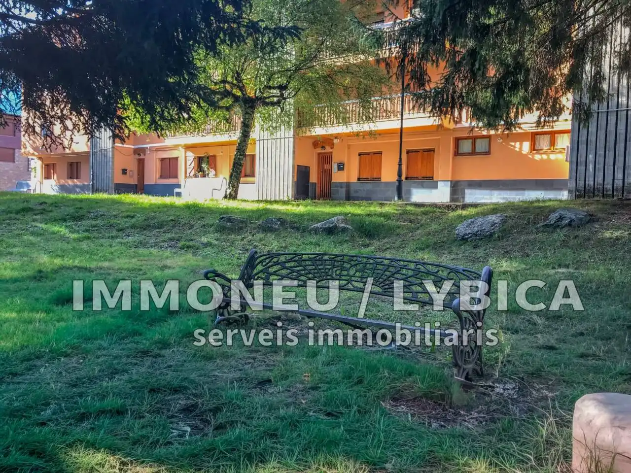 Vista exterior de Apartamento en venta en Alp con Calefacción, Parquet y Terraza