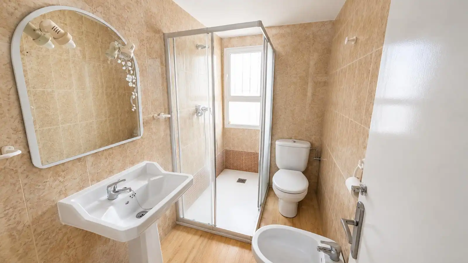 Bany de Apartament de lloguer en Torrevieja amb Aire condicionat, Calefacció i Terrassa