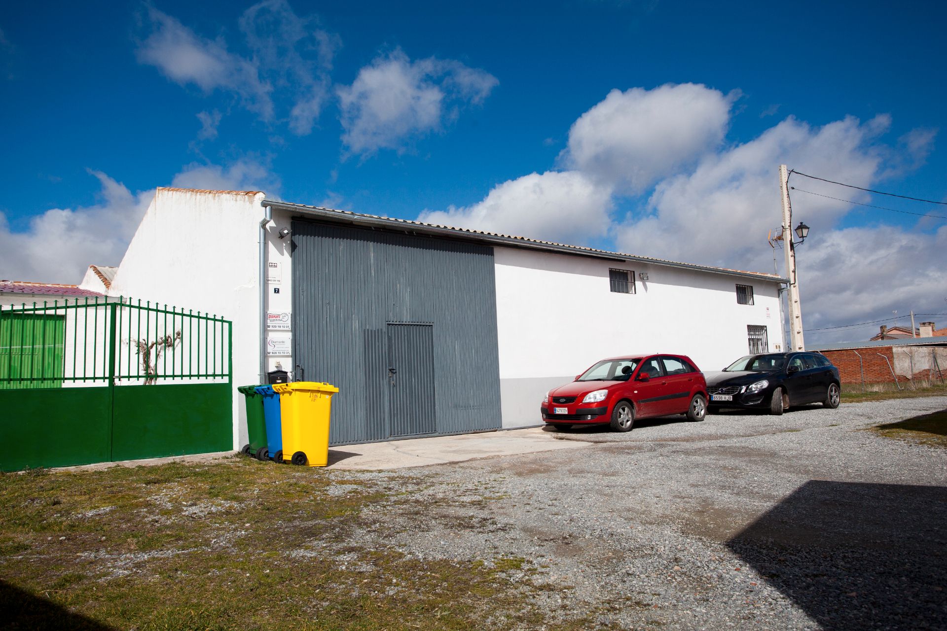 Außenansicht von Fabrikhallen zum Verkauf in Riocabado mit Heizung