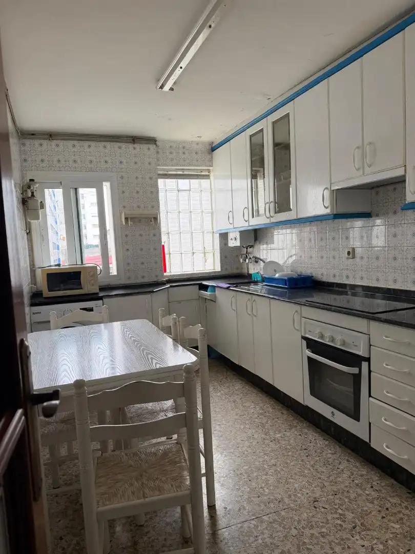 Küche von Wohnung zum Verkauf in Santiago de Compostela  mit Heizung, Parkett und Abstellraum