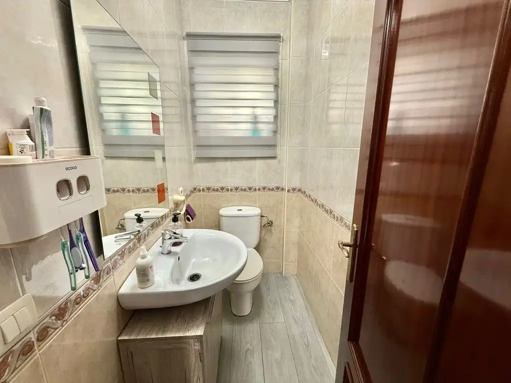 Badezimmer von Maisonette zum Verkauf in Cádiz mit Balkon